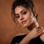 Swathishta Krishnan Instagram - 🖤 BLACK 🖤 . . . Makeover @makeover_by_maggie Captured by @gilbertphotographer Styled by @lekha__shree . . . .