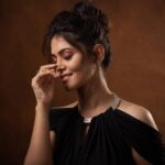 Swathishta Krishnan Instagram - 🖤 BLACK 🖤 . . . Makeover @makeover_by_maggie Captured by @gilbertphotographer Styled by @lekha__shree . . . .