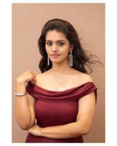 Swathishta Krishnan Instagram - Eyes tell more than words could ever say 💕 Click on the link in bio 😊 Makeover @artistrybysupriya Wearing @ibhuvana.store Earings @fineshinejewels PC @framemadras . . . . .....#behindwoods #behindwoodsgoldmedals #tamilactors #indiaglitztelugu #malayalamcinemas #malayalammoviesongs #mollywood #telugucinema #tamil #kollywoodmovie #jewellery #gowns #bluegown #tiktokgirls #tamilheroines #behindwoods #behindwoodsgoldmedals#malayalamsongs #malayalamcinema #malayalamsongs #malayalam #malayalamheroines #malayalammonday #kollywoodqueen #behindwoods #indiaglitzmalayalam #asianet