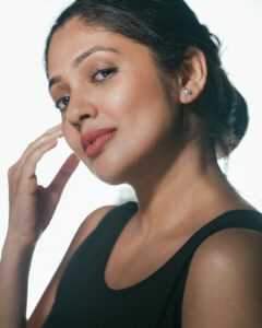Veena Nandhakumar Instagram - But elegance is quiet.🖤

Photography: @aadithyan_s1 
PR : @maxxocreative
Stylist: @itsokifyoufinditinappropriate
Studio: @studio_maxxo 
Make up: @santhoshmakeup 
Thx: @anandclix @vishnu__photography___
