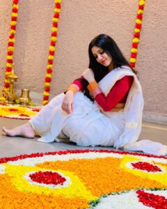 Veena Nandhakumar Instagram - Its not the love for onam, its the love for flowers..keep blooming🌹.
Blouse @chakitha_designs 
Pc @anjalimenon10