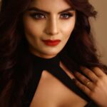 Anveshi Jain Instagram - किरदार में मेरे भले अदाकारियाँ नहीं है ख़ुद्दारी है ,ग़ुरूर है पर मक्कारियाँ नहीं है । #love #lovequotes #sexy #anveshijain#instagram #picoftheday#picture #k #instagod #classic #anveshi Styling by @ginifashionofficial Makeup & hair by @gunjanpandey Photography by @chintan_111 @abhis_picgraphy Mumbai, Maharashtra