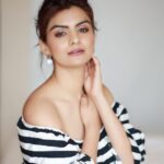 Anveshi Jain Instagram - Psychologically whenever you a pictures with hands close to the face ,it gives a subconscious signal of person being trustworthy and super attractive . I made a video on attractive hand gestures & body language link in the bio . #psychologyfacts #humanbehaviour#interestingfacts #love #photoshoot #instagram #insta #picoftheday #anveshijain