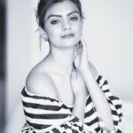 Anveshi Jain Instagram - Psychologically whenever you a pictures with hands close to the face ,it gives a subconscious signal of person being trustworthy and super attractive . I made a video on attractive hand gestures & body language link in the bio . #psychologyfacts #humanbehaviour#interestingfacts #love #photoshoot #instagram #insta #picoftheday #anveshijain