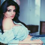 Anveshi Jain Instagram - Santa banta wallpapers !! I remember saving @iamsrk ’s 100 wallpapers and screensavers in my floppy disks.seeing @santabantapage makes me feel so good ! #anveshijain #love #photoshoot #wallpapers #denim #look #ootd #eyes #anveshijain #mostgoogled#santabanta #instagram #instagood Mumbai, Maharashtra