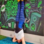 Ashnoor Kaur Instagram - This corona has turned my world upside-down, literally!😂👅 #LearningNewThings . Swipe to the last to see the video of how I got in this headstand🤪 #fitness #thursdaymotivation #weekendiscoming #backtogrind