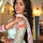 Ashnoor Kaur Instagram - Nazakat se baat karein, kahin aisa na ho ki humara joota, aapke sar pe aake thaaa baje🤪 . . #CrackHumor when it’s #LeastExpected 😂 #AshnoorWrites