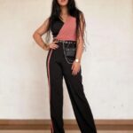 Ashnoor Kaur Instagram - Udein jab jab zulfein meri💗 . . . #ootd #whatiwore #aboutyesterday Outfit @sewbery Bumbag @cusp_accessories Jewellery @goldqueen_in