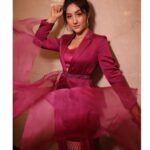 Ashnoor Kaur Instagram – 1 or 2?✨💕
.
.
Outfit by @trumpetvineofficial 
Styled by @the_adhya_designer
Assistant stylist @drashtidiwan
📸 by @smilepleasephotographyy
#LionsGoldAwards #whatiwore #allpink #ashnoorstylediaries #flowfashion