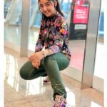 Ashnoor Kaur Instagram – Off to Delhi✈️
.
.
Which colour from my outfit is your fav?😁
#MyAirportLook #WhatIWore #AshnoorStyleDiaries
Shoes by @egoofficial ♥️
📸 by @gurmeetsingh0911
