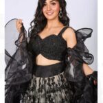 Ashnoor Kaur Instagram - Hey, I told the stars about ya✨🖤 . . Styled by- @nehaadhvikmahajan Outfit- @annus_creation Jewellery- @adan_creation_ Makeup by- @fashion_manoj_makeover Hair by- @deepakmohantyddd #ShaadiSeason #FamilyFunction #AshnoorStyleDiaries #Indowestern #smile #black #blackfashion #indowesternfashion #ethinicwear #ootn #ootd #ethnicfashion #WhatIWore