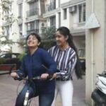 Ashnoor Kaur Instagram - Take the #MaaYouCanDoIt challenge. Upload a video of you teaching something new to your mother on social media with #MaaYouCanDoIt & #PatialaBabes Don't forget to tag @sonytvofficial and me! I challenge @iamsanjeeda @thesiddharthnigam and @kartikeymalviya to take up the #MaaYouCanDoIt challenge. Watch #PatialaBabes, starting 27th November at 9 PM only on @SonyTVOfficial.
