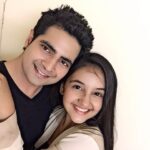 Ashnoor Kaur Instagram - My last day #sefie wid Karan Bhaiya @karanhunt .. Will really miss u .. Specially d way u pulled my leg ... Love u ! Muaaahhh !! 😘 #naira #naitik #ashnoor #karan #yrkkh #yerishtakyakehlatahai #starplus #nostalgic #willmissu #😘 Filmcity Goregaon