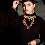 Ashnoor Kaur Instagram - ओ रंगरेज़ तेरे, रंग दरिया में🖤🎶 . . . Shoot conceptualisation @nehaadhvikmahajan 💄MUAH & styling @nehaadhvikmahajan 📸 @amitkhannaphotography Jewellery @sonisapphire 📍 @theresortmumbai