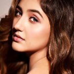 Ashnoor Kaur Instagram - How about believing in yourself a bit more?🌷 . . . Shoot conceptualisation @nehaadhvikmahajan 💄MUAH & styling @nehaadhvikmahajan 📸 @amitkhannaphotography 📍 @theresortmumbai