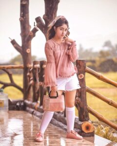Ashnoor Kaur Instagram - The red tones amongst the rains☔️

I love monsoon💗 What’s your favourite season?