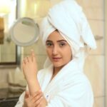 Ashnoor Kaur Instagram - A simple home salon session is my #MeTimeForPositiVeety 💗 It’s quick, effective and instantly refreshing! ✨ So, if you are looking to break the monotony and add some fun to the day, go spend some #MeTimeForPositiVeety with @VeetIndia 🥰 🎥 @ananta_memories
