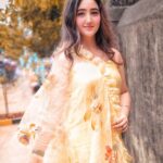 Ashnoor Kaur Instagram - I’ve never seen grace go out of style💛 . Wearing @allureart_handpaintedsuits #WhatIWore #AshnoorStyleDiaries