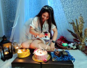 Ashnoor Kaur Instagram - 🎂
.
.
That’s my midnight #Sassy17 birthday celebration🤩
Thanks mom dad @kauravneet79 @gurmeetsingh0911 for making this beautiful set up with @white_door_interiors 🤍
Wearing @bleu_de_perle 
Thanks @bakeoholicdesserts for the yum cakes😁