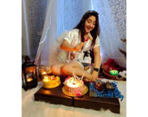 Ashnoor Kaur Instagram - 🎂
.
.
That’s my midnight #Sassy17 birthday celebration🤩
Thanks mom dad @kauravneet79 @gurmeetsingh0911 for making this beautiful set up with @white_door_interiors 🤍
Wearing @bleu_de_perle 
Thanks @bakeoholicdesserts for the yum cakes😁