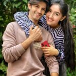 Ashnoor Kaur Instagram - My brother has an awesome sister- A true story.🤪 Swipe to see why am I saying this! . . Look who came to meet meeeeee!!! @rohanmehraa after sooo long bhai!! Always feels like family😌❤️ Now we gotta go on a ride soon😁 . . Wearing @pixie__.dusttt Glares courtesy @rohanmehraa 😁 📸 @kauravneet79