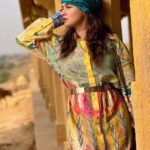 Avneet Kaur Instagram - Bringing some colours to this golden city…..☀️🌈 Styling : @tiara_gal @akansha.27 Outfit by : @theboozybutton 🤝 : @_styleby_k @style_by_ruchi Bada Bagh