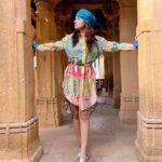 Avneet Kaur Instagram - Bringing some colours to this golden city…..☀️🌈 Styling : @tiara_gal @akansha.27 Outfit by : @theboozybutton 🤝 : @_styleby_k @style_by_ruchi Bada Bagh