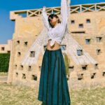 Avneet Kaur Instagram - Heart and soul.♥️ #rajasthan Styling : @akansha.27 @tiara_gal 👚: @label.amari @sorayabymalvika 🤝 : @ishikapunamiya @style_by_ruchi @houseofcreativity._ 📸- @sonianandra Jodhpur - The Blue Heaven