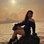 Avneet Kaur Instagram - 🌊🤎🍁✨