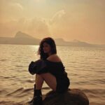Avneet Kaur Instagram - 🌊🤎🍁✨