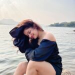 Avneet Kaur Instagram - How you steady this madness in my soul.♥️🌊🍂 📸- @krupalakhanii.16 Pawna lake camping