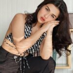 Avneet Kaur Instagram - I pick my poison and it’s you.🖤⚡️ Wearing- @missa_more_clothing 📸- @sonianandra