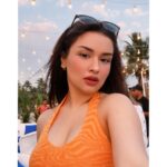 Avneet Kaur Instagram - Meet me where the sky touches the sea.🌊🧡🍂