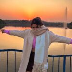Avneet Kaur Instagram - I long for endless evening colours.🌄🌷✨ #throwback #sunset 📸- @amandeepnandra Bhopal - The City of Lakes