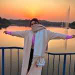 Avneet Kaur Instagram - I long for endless evening colours.🌄🌷✨ #throwback #sunset 📸- @amandeepnandra Bhopal - The City of Lakes