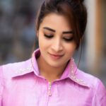 Bhanu Sri Mehra Instagram - Stay original and let the world 🌎 copy you 💖🌸 @saicharanthejareddyphotography @mudradesigninghome @hairstylistravi #happyface #peace #bhanusree🔥❤️ #hybridpilla