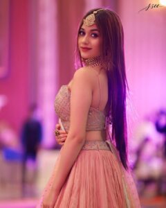 Jannat Zubair Rahmani Instagram - Ab mujhko jana hai kahan...
Ke tu hi safar hai aakhiri...💕

Wearing - @kalkifashion