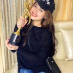 Jannat Zubair Rahmani Instagram – The most sought after influencer♥️🥺

Thank you @goldawardstv it’s really very special to me!
Thank you guyssssss it’s for our entire digital family! You guys are the besttttt♥️♥️♥️