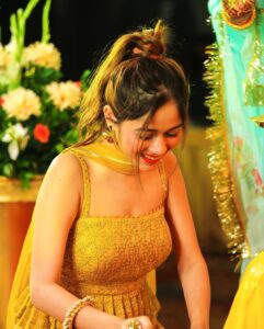 Jannat Zubair Rahmani Instagram - Bridesmaid for a day but a friend for life 💛 @stylebyavani 💛

Wearing - @janmaakshar