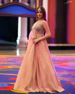 Jannat Zubair Rahmani Instagram - Ab mujhko jana hai kahan...
Ke tu hi safar hai aakhiri...💕

Wearing - @kalkifashion