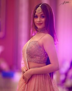Jannat Zubair Rahmani Instagram - Ab mujhko jana hai kahan...
Ke tu hi safar hai aakhiri...💕

Wearing - @kalkifashion