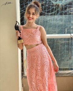 Jannat Zubair Rahmani Instagram - Received the Most Well Groomed Star award! Dedicating this to my extended insta family who voted for me! Thanks so much for voting in my favour... Thank you IWM Buzz Style award for this beautiful trophy... Also, thank you for sending a beautiful hamper from Godrej L’Affaire. @iwmbuzz @godrejlaffaire ♥️