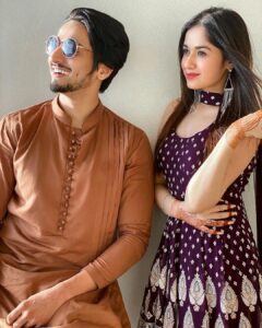 Jannat Zubair Rahmani Instagram - Eid Mubarak ✨🌙

Outfit by @kalkifashion
Styled by @thesecretstyling