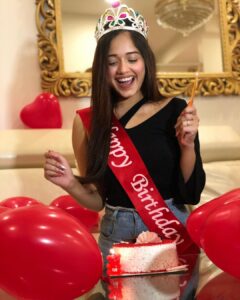 Jannat Zubair Rahmani Instagram - Happy 18th Birthday to me!❤️
My song is launching at 2pm today on @zeemusiccompany ‘s Youtube Channel.
It’s my singing debut and I’m very excited and nervous at the same time!
All I want is your love and support for my song as the gift 💝