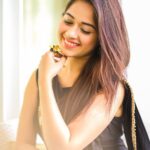 Jannat Zubair Rahmani Instagram - Temporary! Till I click some new pictures 🙄 📸 @famousfaces.india
