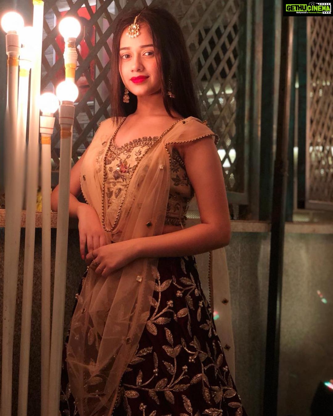 Jannat Zubair Rahmani is all about princess vibes in dark red strapless  bodycon dress, check out | IWMBuzz