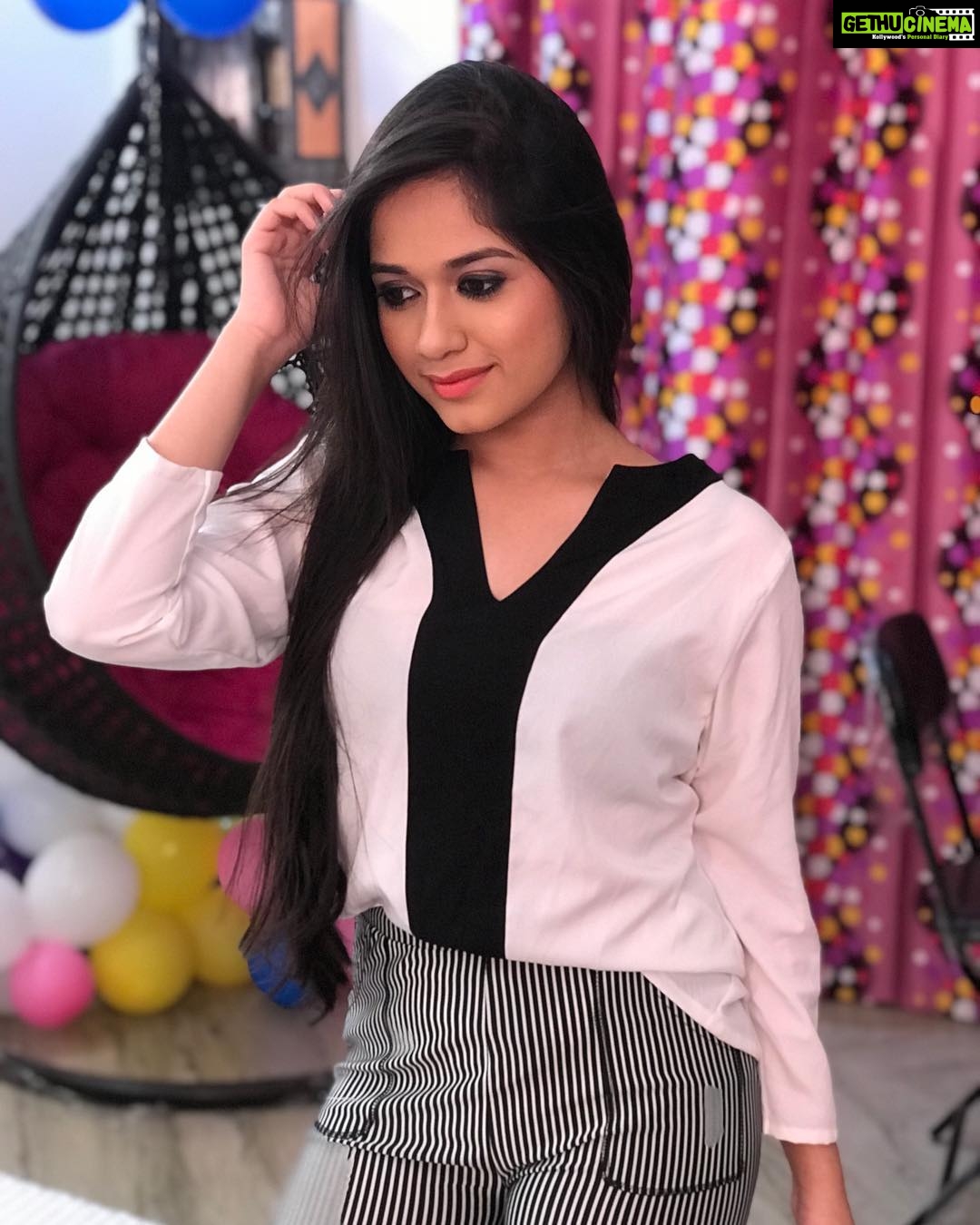 Jannat Zubair Rahmani Instagram The Look Away Pose 💕 Gethu Cinema 