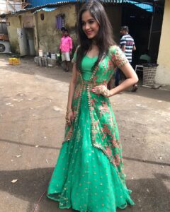 Jannat Zubair Rahmani Instagram - So, We get to eat delicious food on the sets as you can see the tiffins behind me🙄and we also keep our set clean hence you can see a dustbin. The only background I can afford to get a good lighting during shoots..Anyways Do Watch Tu Aashiqui tomorrow at 7pm on @colorstv 💖 Powai Lake