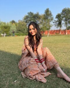 Jannat Zubair Rahmani Instagram - Pick…1,2,3?