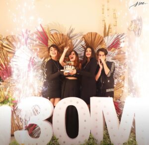 Jannat Zubair Rahmani Instagram - #30MillionJannatians ❤️💪 Decor by @the.creative.window 📸 @smileplease_25